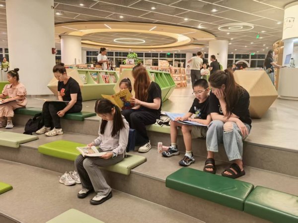 配资世家 夜读的灯光，为上海少年儿童图书馆“庆生”