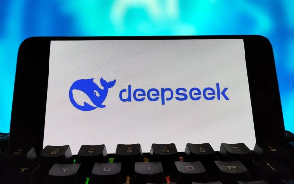 民间资本 周鸿祎称DeepSeek流量下滑因梁文锋专注AGI开源