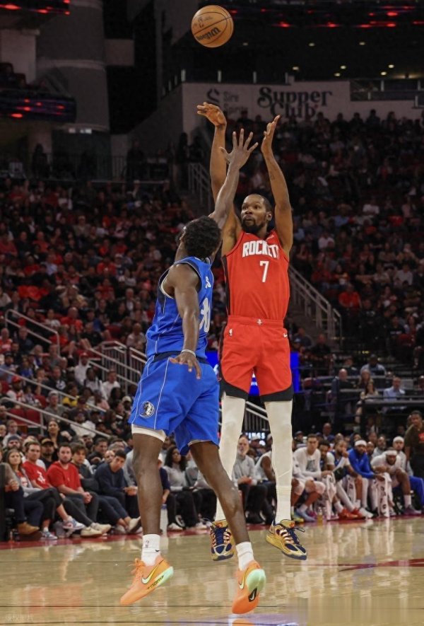 天添盈 火箭三人得分20+主场击败独行侠, 杜兰特21分, 欧文浓眉缺阵